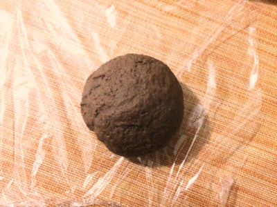 Preparazione delle cialde per cannoli siciliani vegani