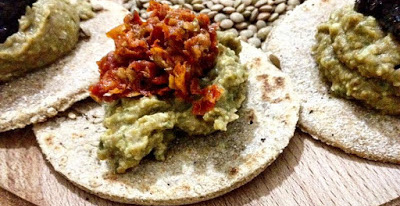 Chapati di grani antichi con hummus