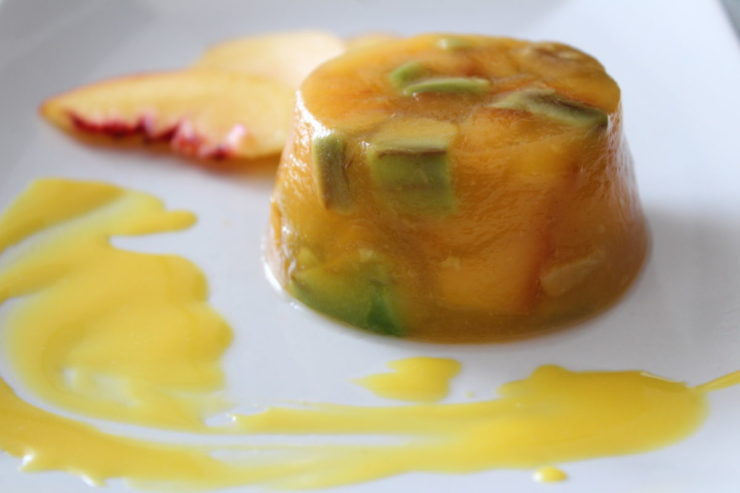 Tartare di avocado e pesca su gelèe di mirtilli