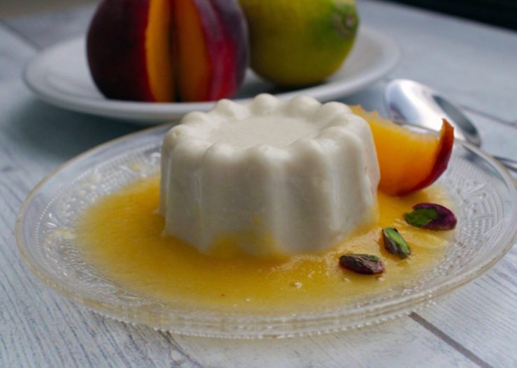 Biancomangiare alle pesche e mandorle