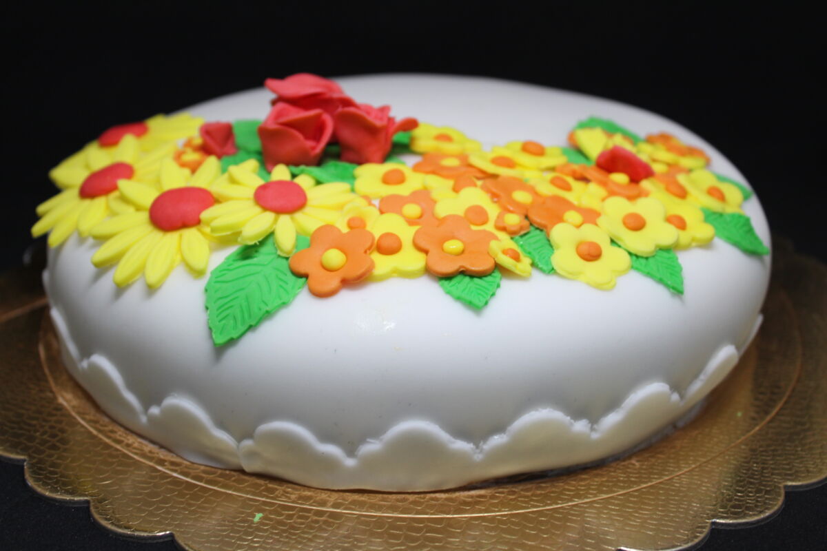 torta di compleanno pasta di zucchero vegana